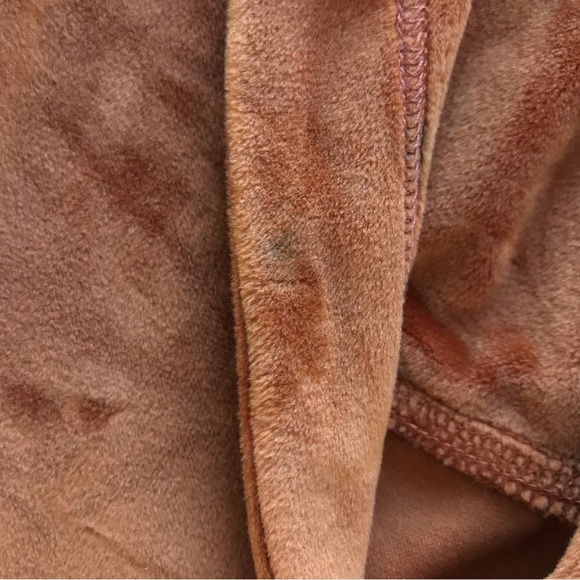 Unbranded // Women’s Cropped Embossed Velvet Hoodie - Picture 4 of 4